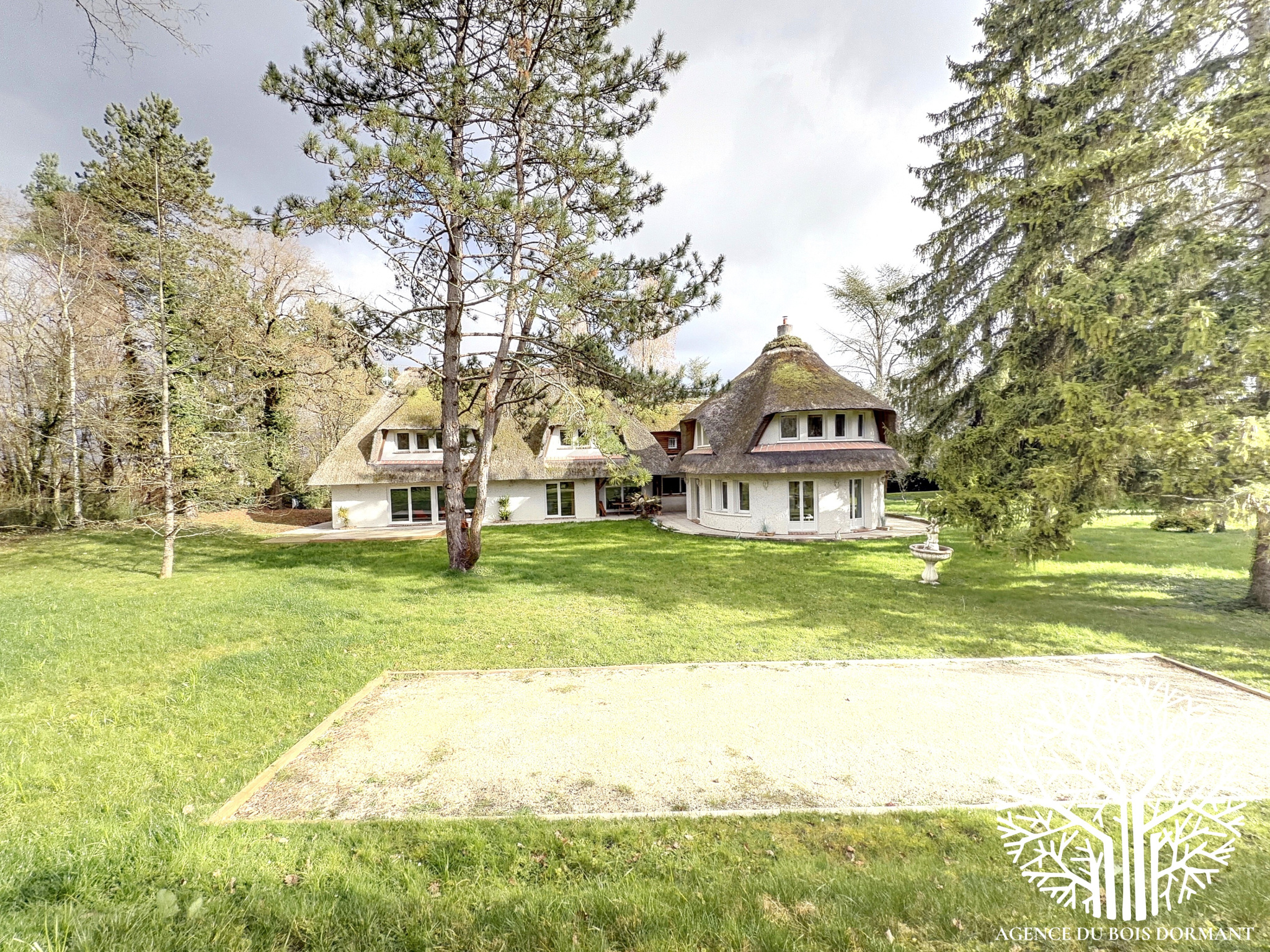Propriété d’Exception   Chaumière de 570 m2 en lisière de forêt, à 1h de Paris